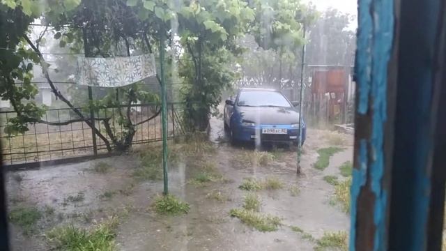 С обеда опять лупит как из ведра :) смотреть онлайн