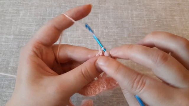 Вяжем узор "Вертикальные дорожки с пышными листиками" крючком. (N 64)