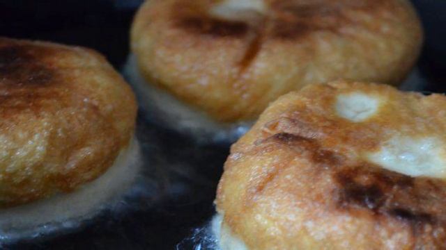 Дрожжевые пончики с вишнями