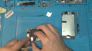 Замена шлейфа зарядки на Iphone 5se.