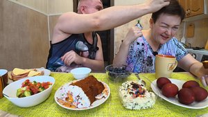 Мукбанг довели друг друга до СЛЁЗ! Отмечаем ПАСХУ, БИТКА яйцами и куличами) Семейный обед в России