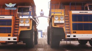 Белорус Между Двух БелАЗов сел на шпагат
