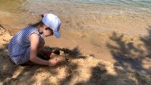 Соня Строит Песочный Mега Крутой Замок