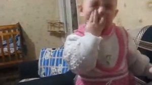Ребенок ест лук приколы с детьми