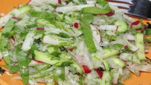 Салат из редиса и белой редьки с мангольдом и огурцом