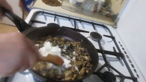 ЖАРЕНЫЕ МАКАРОНЫ в 100 раз лучше обычных макарон! Чесночно сметанный соус с грибами