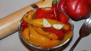 Закуска из запеченного перца с чесноком в масле
