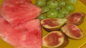 Фруктовый салат с арбузом, инжиром и виноградом