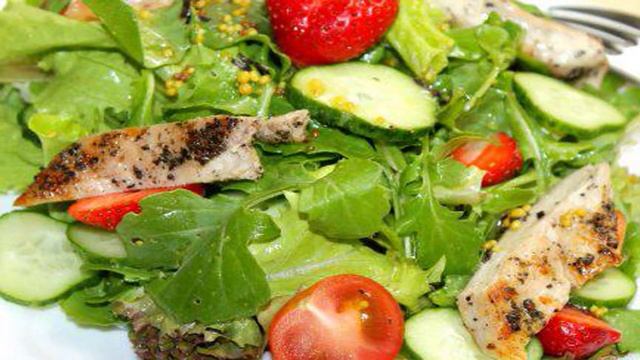 Салат с клубникой и курицей