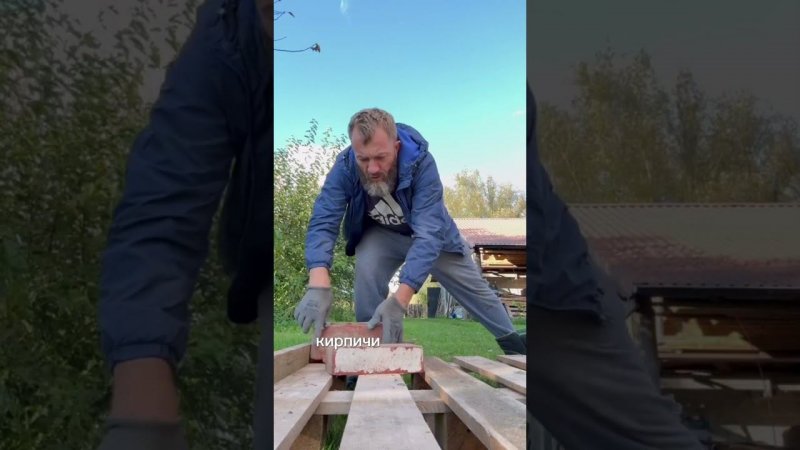Обкладываю баню старым немецким кирпичом и камнями.