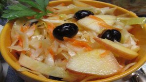 Маринованная капуста с яблоком и виноградом