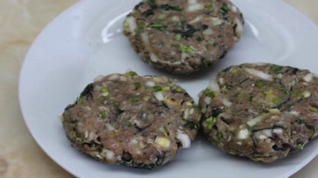Свиные быточки с базиликом и соусом