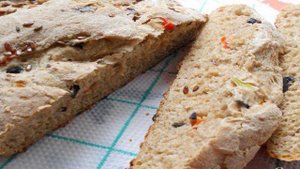 Хлеб из цельнозерновой муки с луком, маслинами и сладким перцем