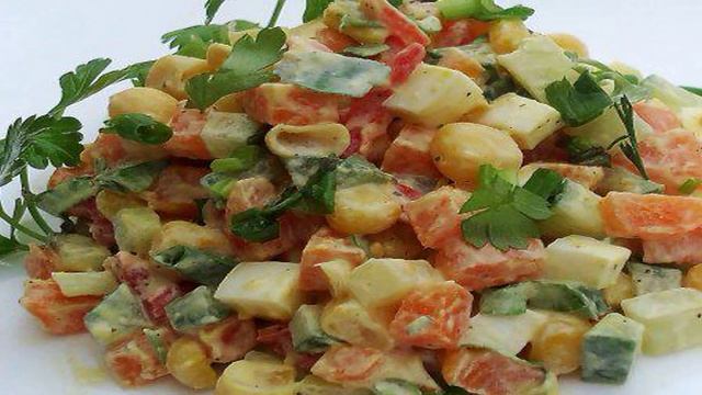 Салат с огурцом, кукурузой и яйцами