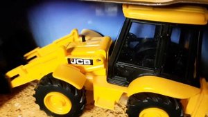 Трактор-экскаватор игрушечный JCB в масштабе 1:32 в масштабе 1:32 HTI (JCB)