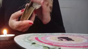 Хочет ли он вернуться?  Таро расклад и маятник