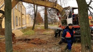 Экскаватор ЭО-3323А в работе  Old russian excavator EО-3323А at work