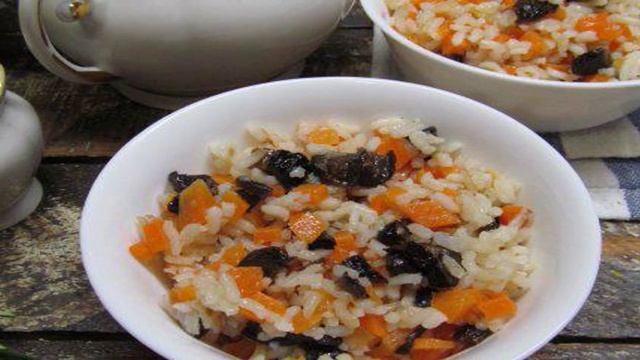 Тушеная морковь с рисом и черносливом