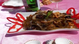 Салат с морской капустой и пикантным луком