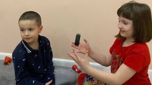 Лиза и Миша играет на кухне.