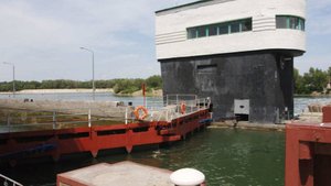 Российский теплоход столкнулся с воротами на реке Дон