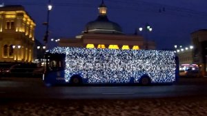 Новогодний электробус светится в темноте