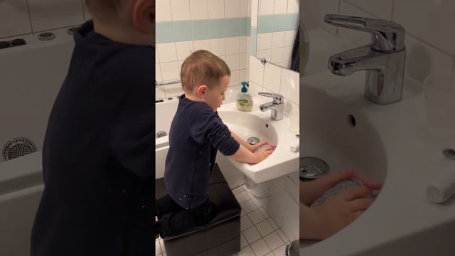Саша нашел нитки играет сам