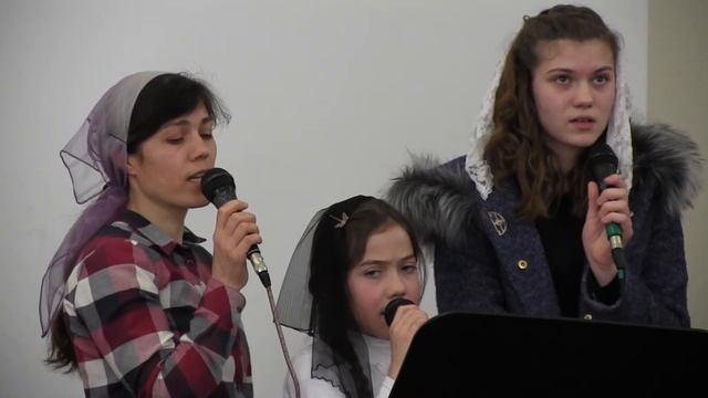Лена с дочками:За тебя умирал ИисусЭммануил-Баурчи.11.02.18.
