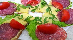 Бутерброды с колбаслой и сыром