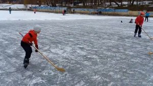 ура! хоккей снова) дети на льду с клюшками