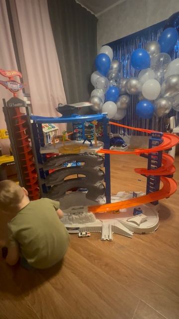 Подарок на день рождения. Парковка Hot Wheels.