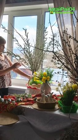 Пасхальная радость: куличи, цыплятки и крашеные яйца.