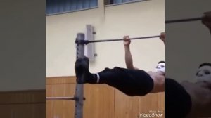 Workout, Парень выполняет трюки на турнике 80lvl