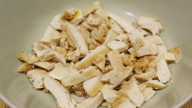 Салат из куриной грудки с яблоком и гранатом