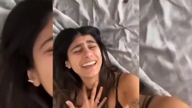 MIA KHALIFA BAILANDO Y CANTANDO REGGAETON