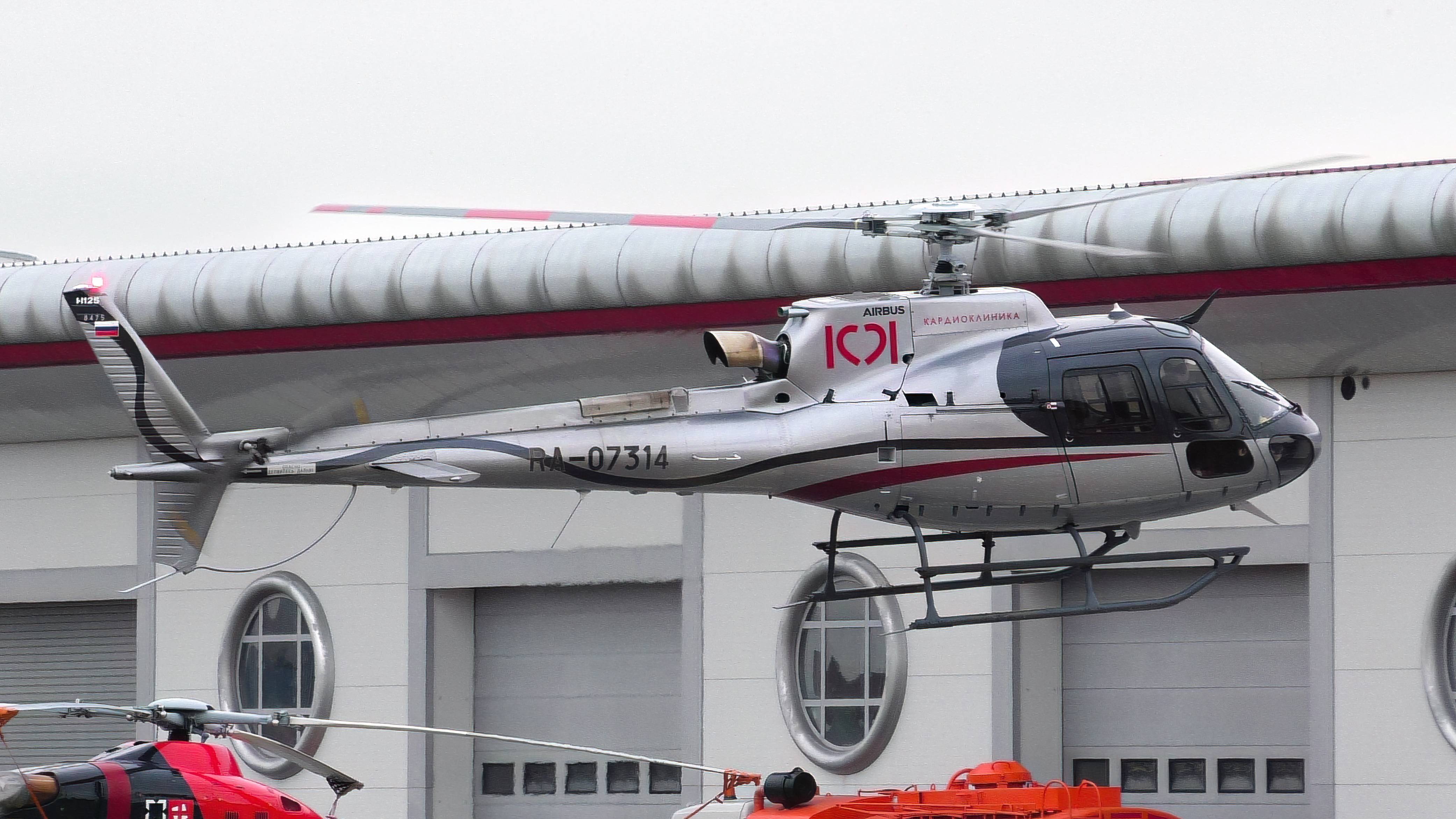 Взлет медицинского вертолета Airbus H125 из вертолетного центра.
