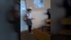 Кидаем парты прыгаем в окно