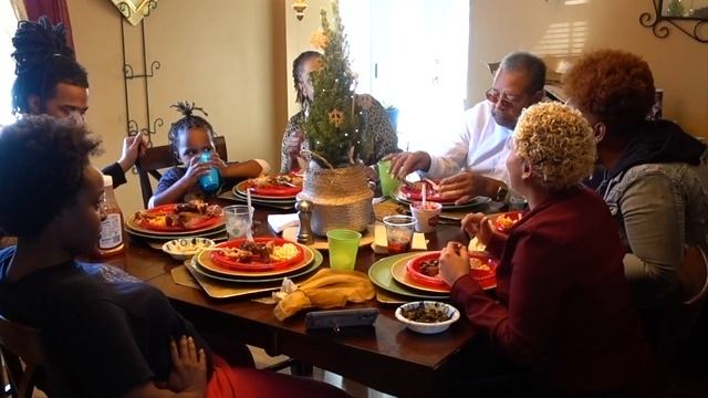 HIDDEN CAMERA AT FAMILY DINNER 😯 (unexpected reaction) смотреть онлайн