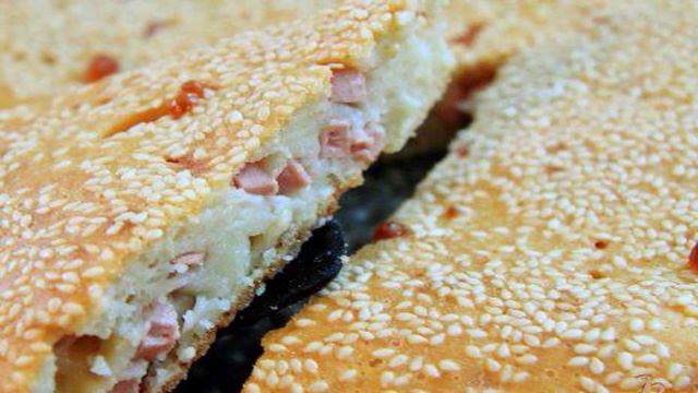 Пирог из заливного теста с колбасой, сыром и зеленью
