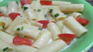 Теплый салат из макарон и помидора