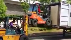 Погрузчик,который грузит погрузчик,который грузит коробку