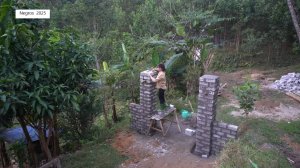 Дорис 12. Дорис начинает строить ворота на верхней террасе возле домика из блоков.