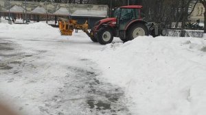 Valtra чистит снег в Риге.