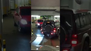 Въезд на парковку "Капитолия"