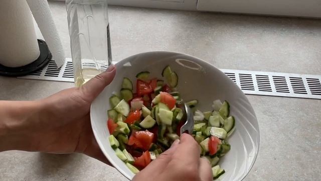 САЛАТ ПРОСТОЙ из огурцов и помидоров #овощнойсалат #блюданакаждыйдень #овощи #тарелкапростыерецепты