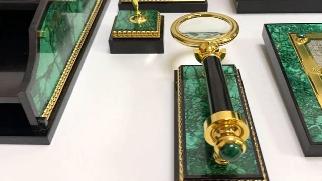 Настольный набор для руководителя из малахита "Держава" 1200*350*625 мм Арт.: 3330285-к смотреть онлайн