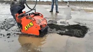 В работе дорожная фреза Exten AF400 на экскаваторе-погрузчике VOLVO BL61.