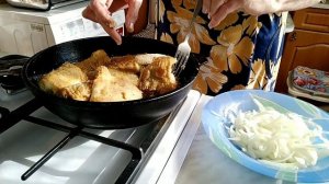 ЖАРЕНАЯ  НАВАГА С ЛУКОМ.