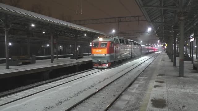 Электровоз ЧС7-009 (ТЧЭ-33) со скорым поездом "Славянский экспресс" №004Б Брест - Москва. смотреть онлайн
