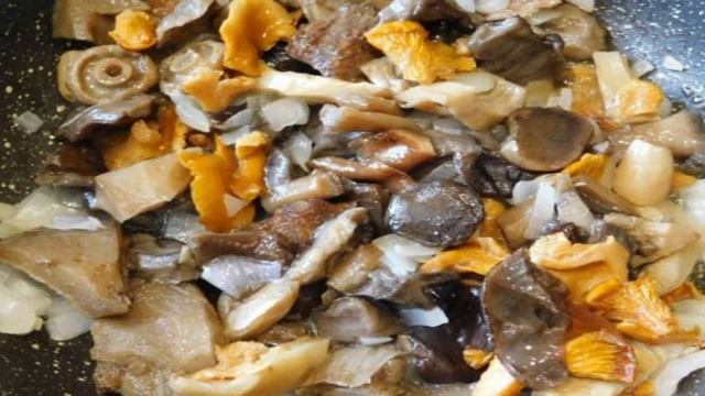 Яичница с лесными грибами